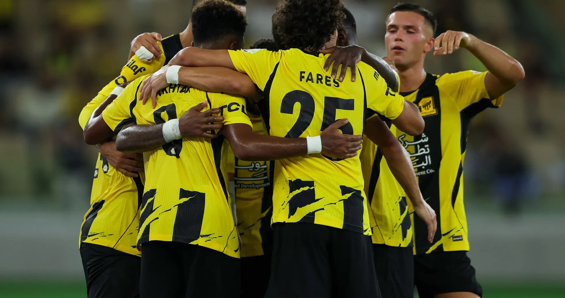Jugadores del equipo celebrando un gol en partido Jugadores del equipo celebrando un gol en partido