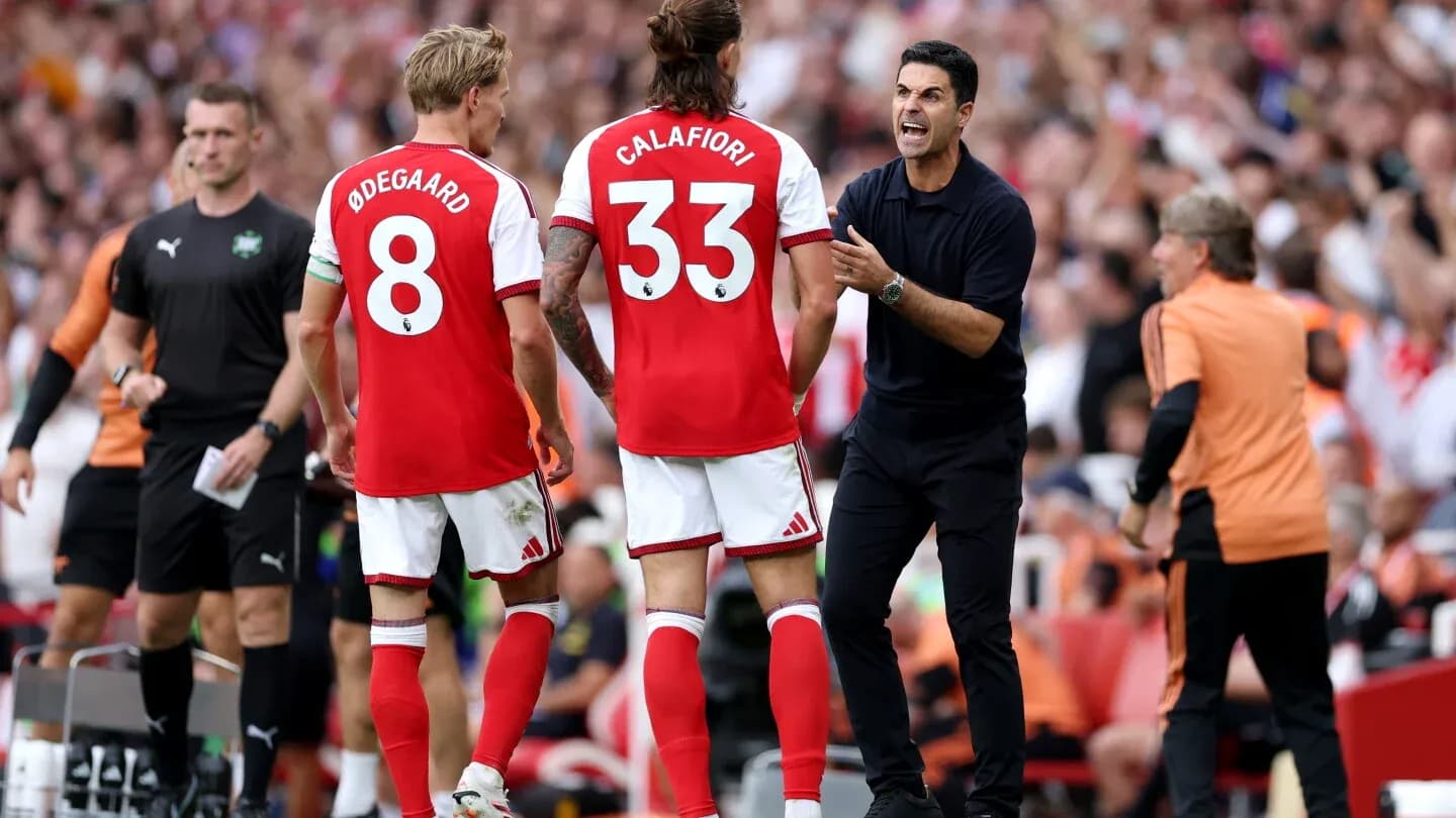 Mikel Arteta instruyendo a jugadores de Arsenal en el banquillo Mikel Arteta instruyendo a jugadores de Arsenal en el banquillo