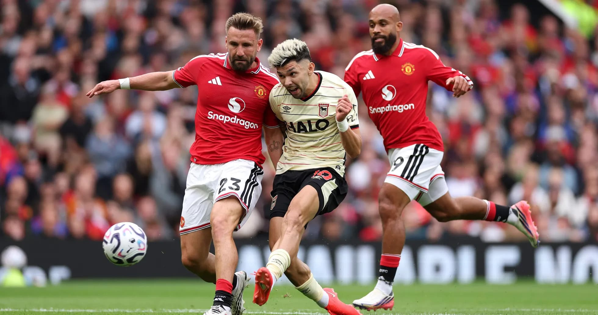 Jugador de Ipswich es tackleado por defensores Jugador de Ipswich es tackleado por defensores