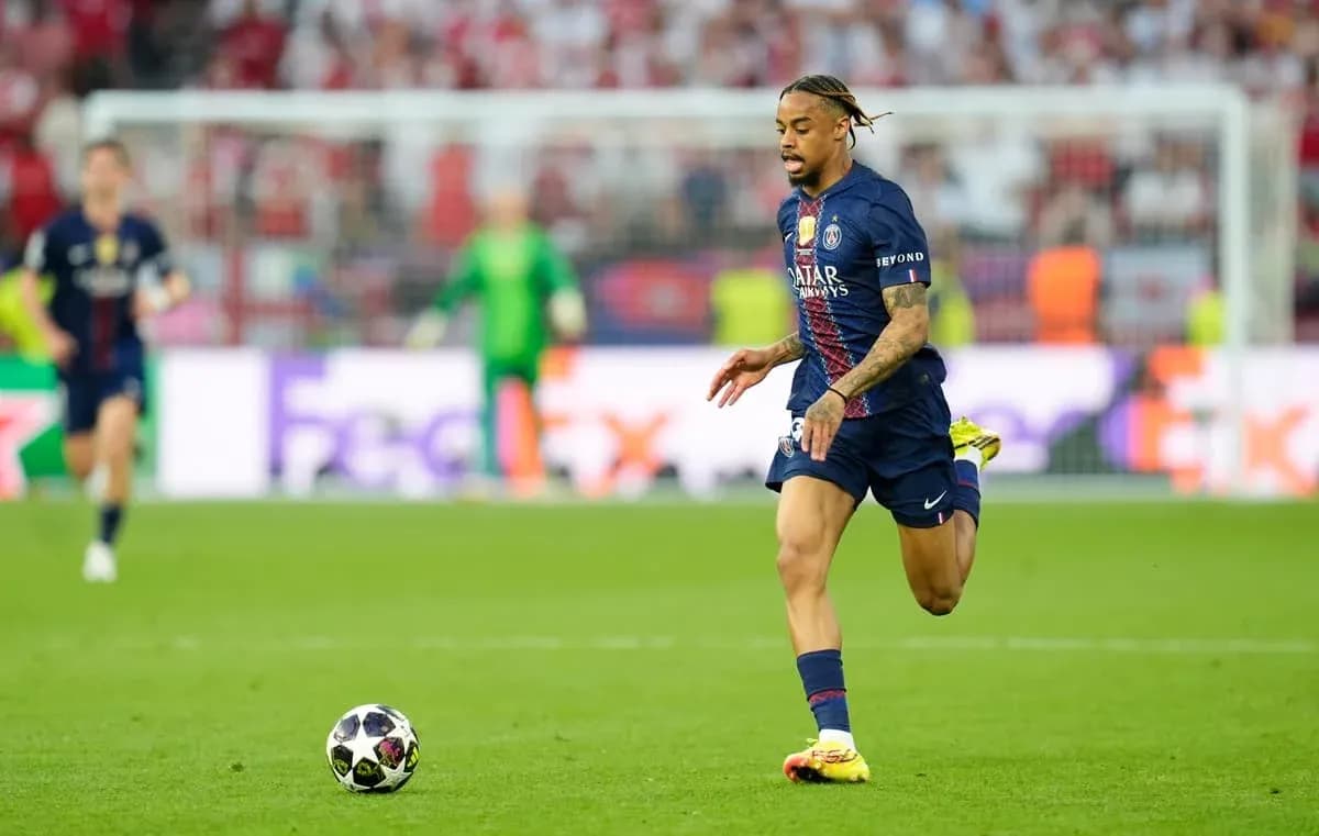 Jugador de PSG corriendo con balón en el campo Jugador de PSG corriendo con balón en el campo