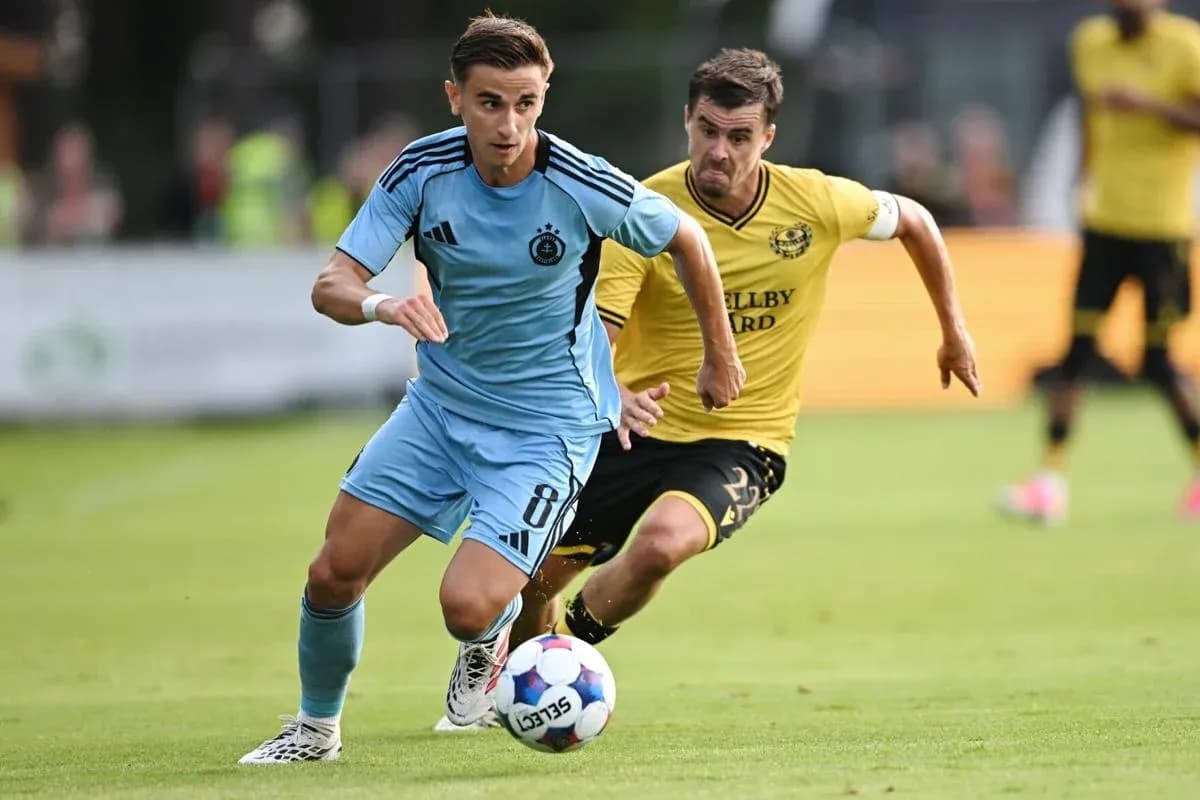 Jugador de Slovan Bratislava driblando a Mjallby AIF Jugador de Slovan Bratislava driblando a Mjallby AIF