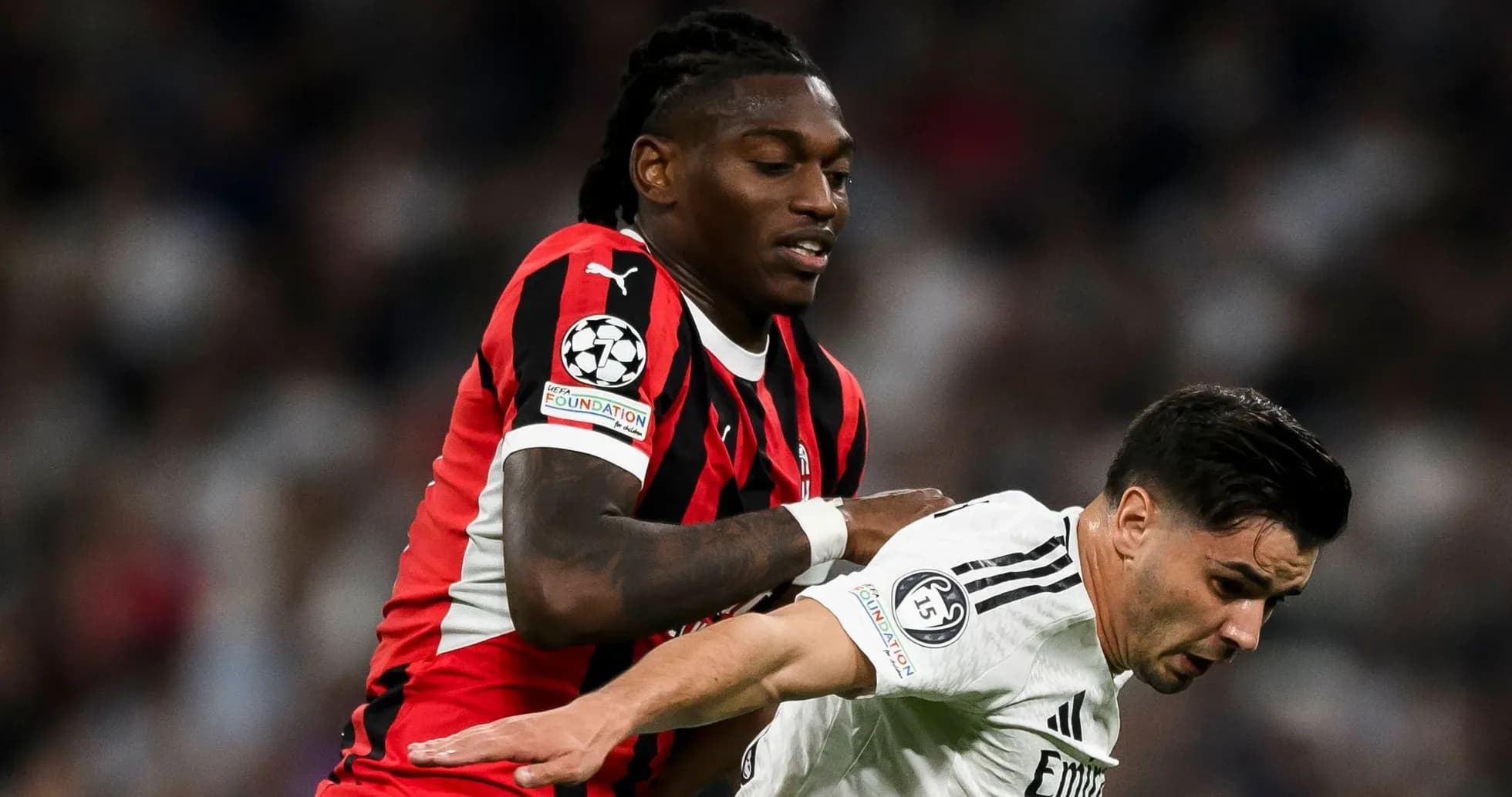 Jugador del AC Milan persiguiendo a rival del Real Madrid Jugador del AC Milan persiguiendo a rival del Real Madrid