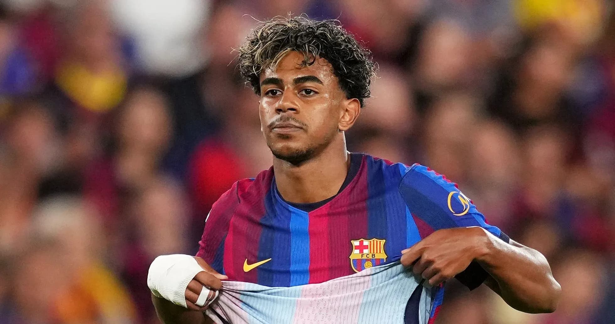 Jugador del FC Barcelona mostrando su camiseta durante el partido Jugador del FC Barcelona mostrando su camiseta durante el partido