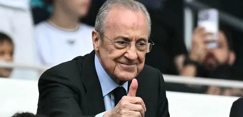 Hombre con gafas haciendo gesto de aprobación en estadio Hombre con gafas haciendo gesto de aprobación en estadio