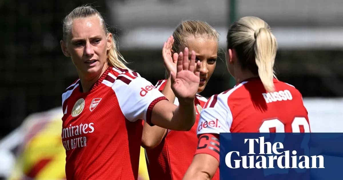Jugadoras de Arsenal en entrenamiento con uniformes rojos Jugadoras de Arsenal en entrenamiento con uniformes rojos