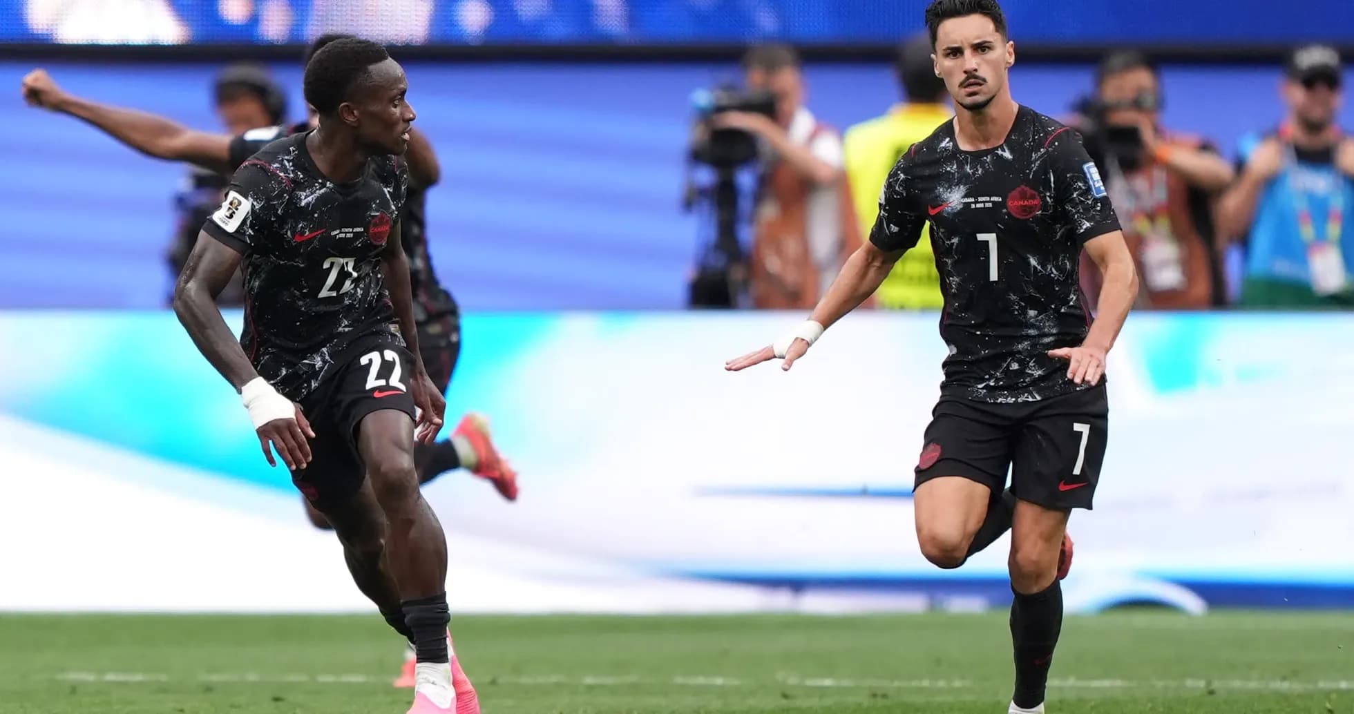 Dos jugadores de Canadá celebrando un gol Dos jugadores de Canadá celebrando un gol