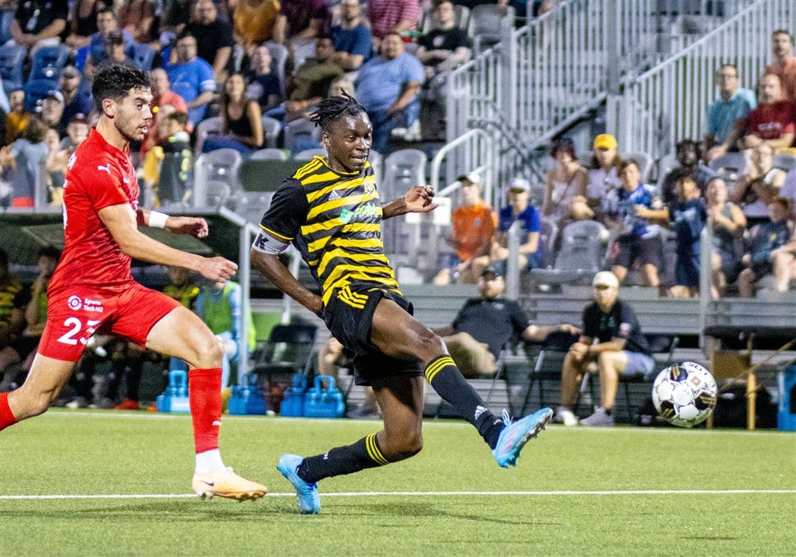 Jugador del Pittsburgh Riverhounds en acción Jugador del Pittsburgh Riverhounds en acción