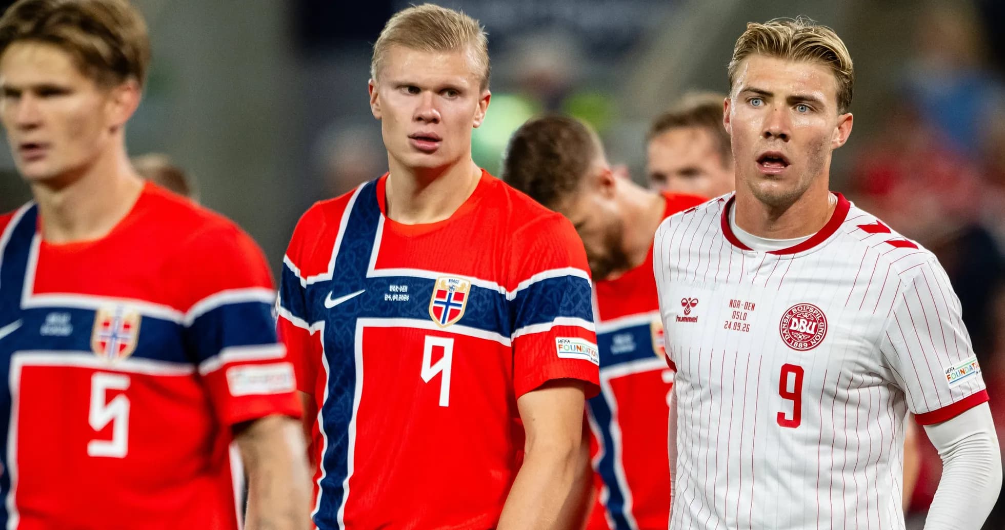 Jugadores de Noruega y Dinamarca en el campo Jugadores de Noruega y Dinamarca en el campo