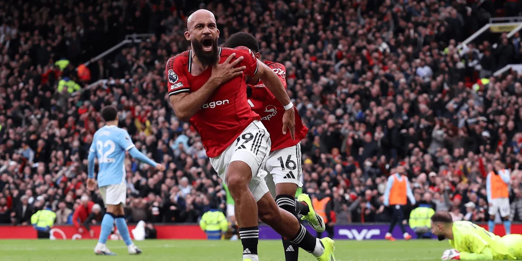 Jugador de Manchester United celebrando un gol Jugador de Manchester United celebrando un gol