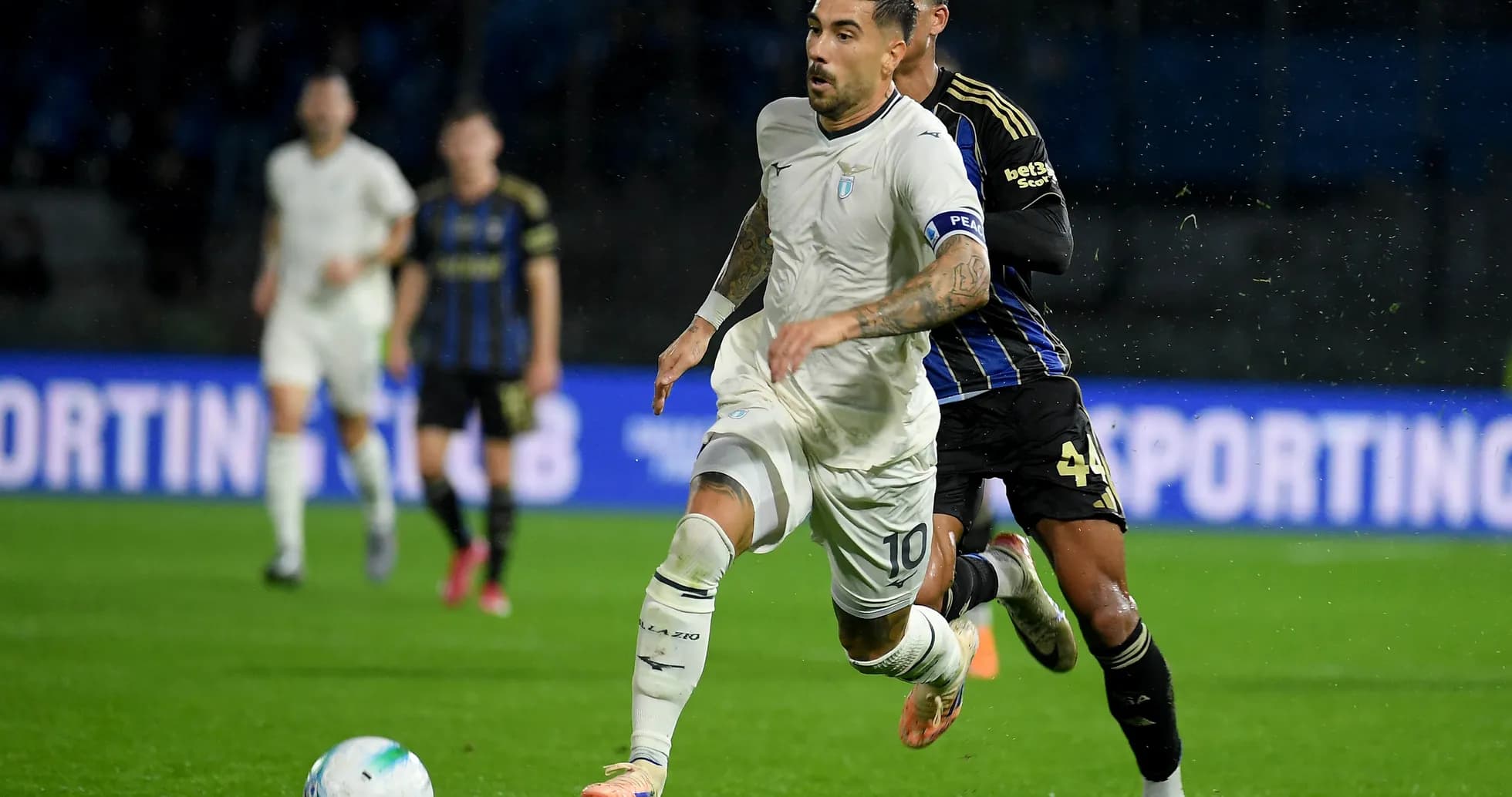 Jugador de Lazio corriendo con el balón Jugador de Lazio corriendo con el balón