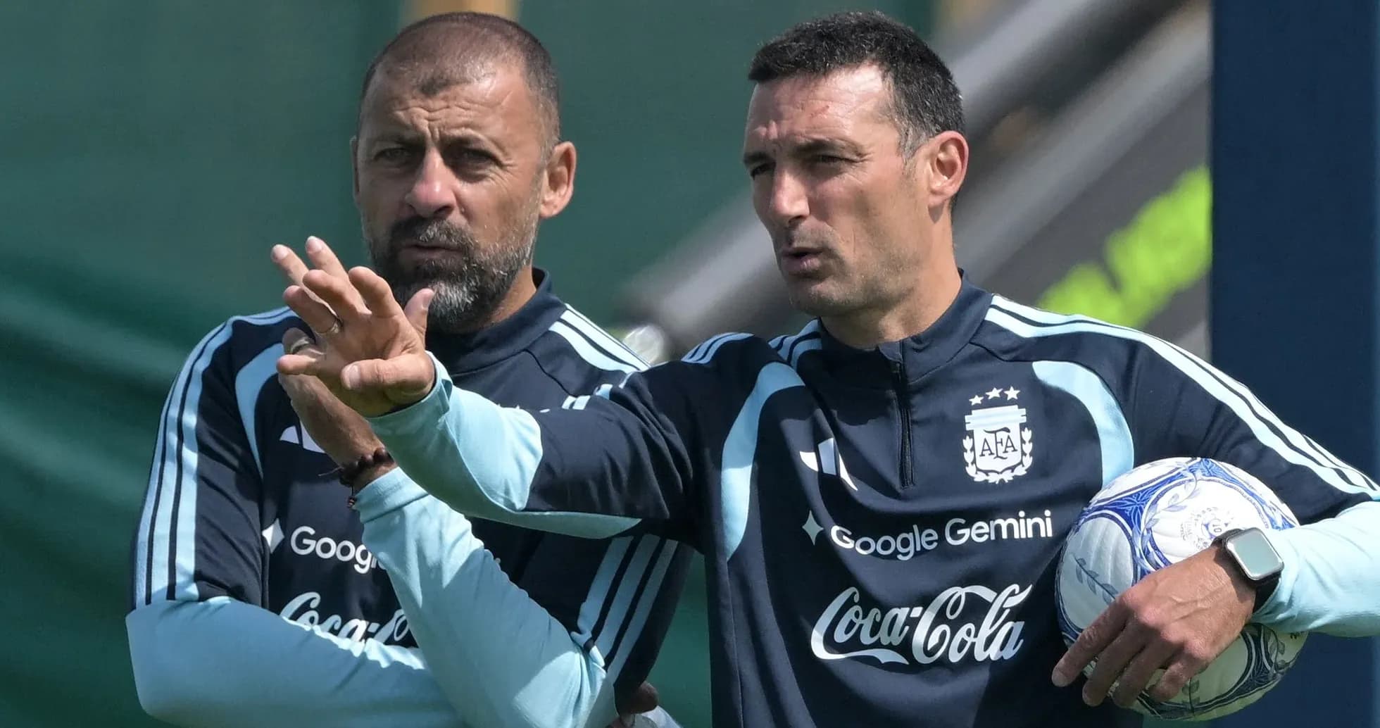 Entrenador explicando tácticas durante la sesión de entrenamiento Entrenador explicando tácticas durante la sesión de entrenamiento