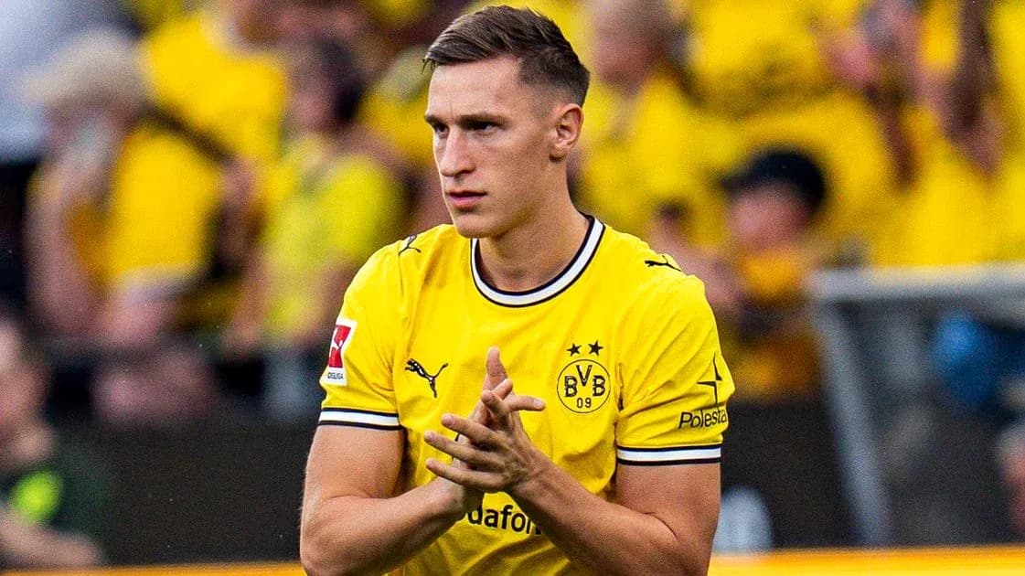 Jugador de Borussia Dortmund aplaudiendo en el campo Jugador de Borussia Dortmund aplaudiendo en el campo