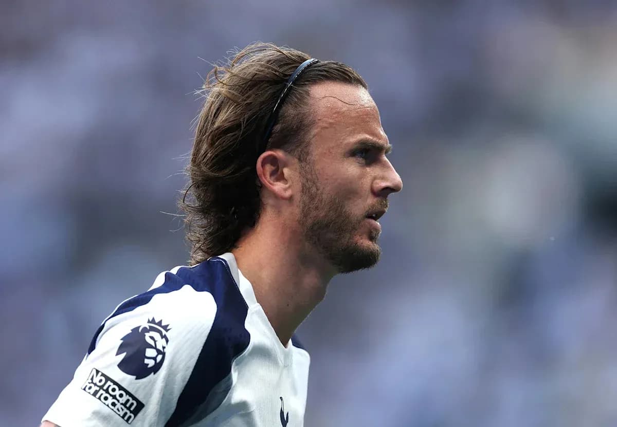 Jugador de Tottenham en acción durante el partido Jugador de Tottenham en acción durante el partido
