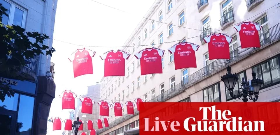 Camisetas del Arsenal colgadas en la calle Camisetas del Arsenal colgadas en la calle