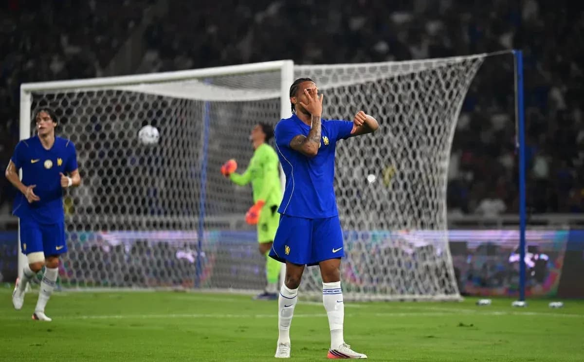 Jugador con camiseta azul lamentándose tras un tiro fallido Jugador con camiseta azul lamentándose tras un tiro fallido