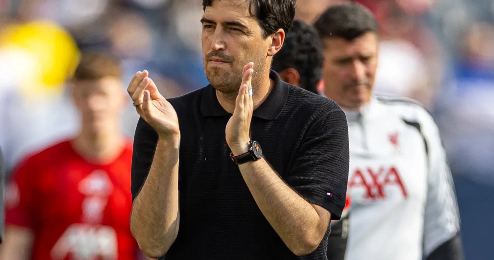 Entrenador aplaudiendo durante el partido Entrenador aplaudiendo durante el partido