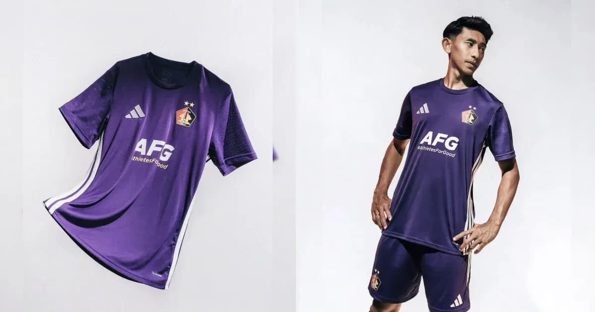 Jugador vistiendo camiseta morada de fútbol Jugador vistiendo camiseta morada de fútbol