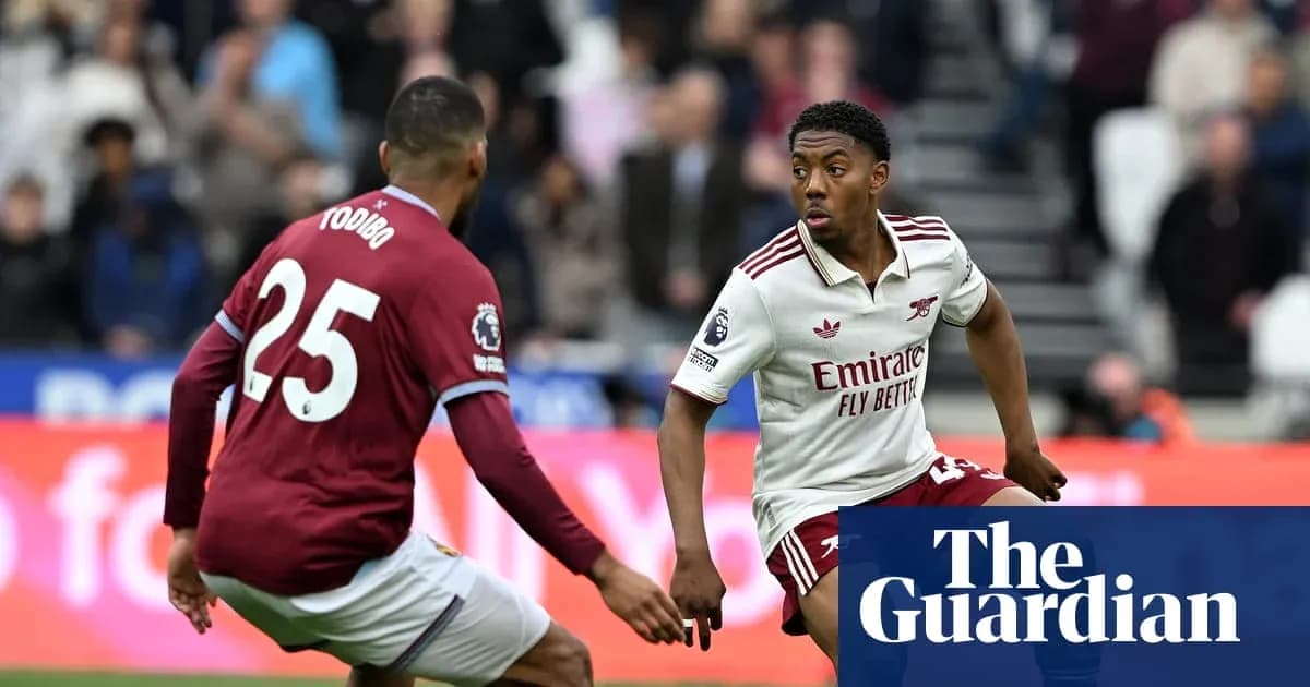 Jugador de Arsenal driblando ante defensor de Aston Villa Jugador de Arsenal driblando ante defensor de Aston Villa