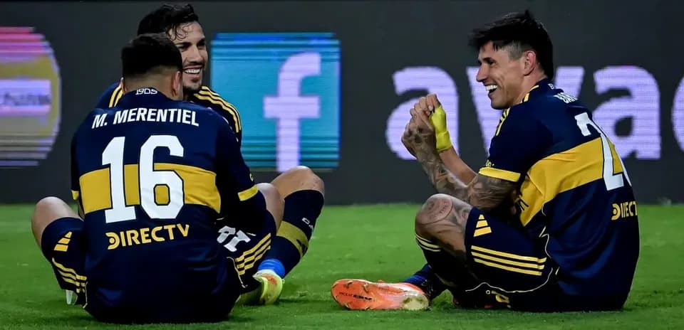 Jugadores de Boca Juniors riendo en el campo Jugadores de Boca Juniors riendo en el campo
