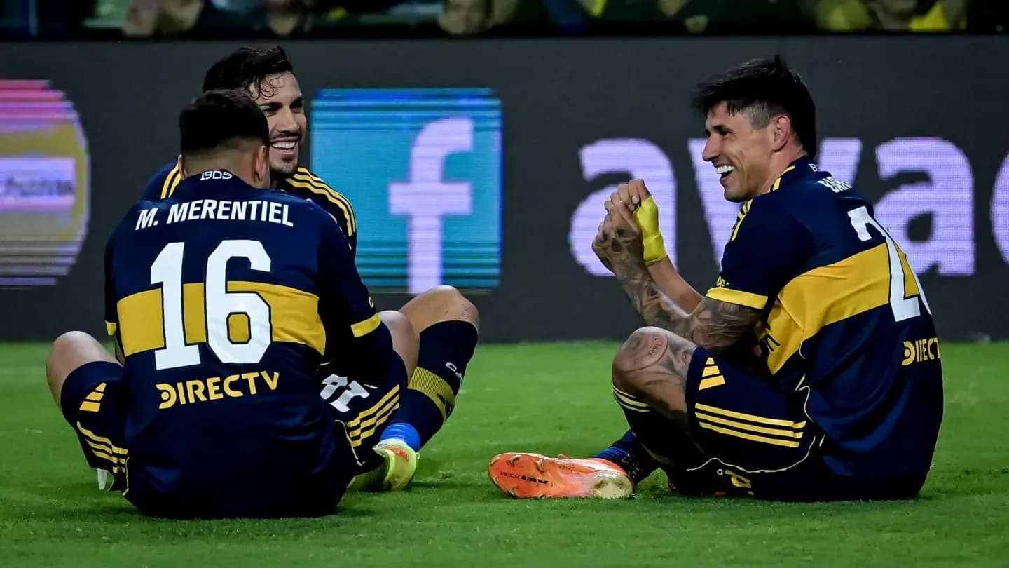 Jugadores de Boca Juniors riendo en el campo Jugadores de Boca Juniors riendo en el campo