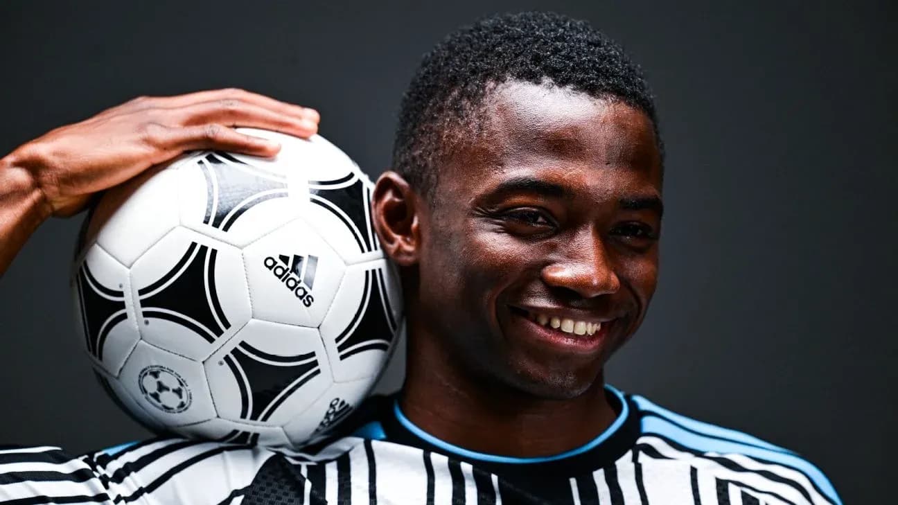 Jugador sosteniendo un balón de fútbol en la cabeza Jugador sosteniendo un balón de fútbol en la cabeza