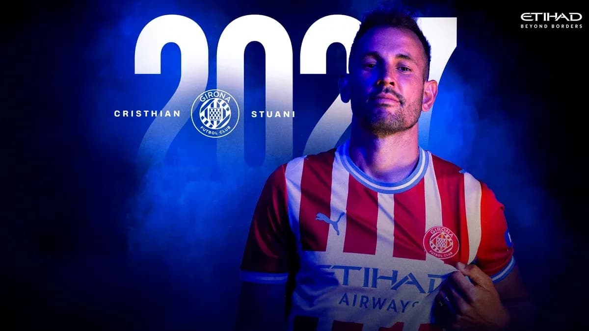 Cristhian Stuani posando con camiseta del Girona FC Cristhian Stuani posando con camiseta del Girona FC