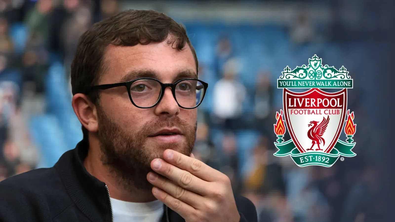 Hombre pensativo en un partido de Liverpool Hombre pensativo en un partido de Liverpool