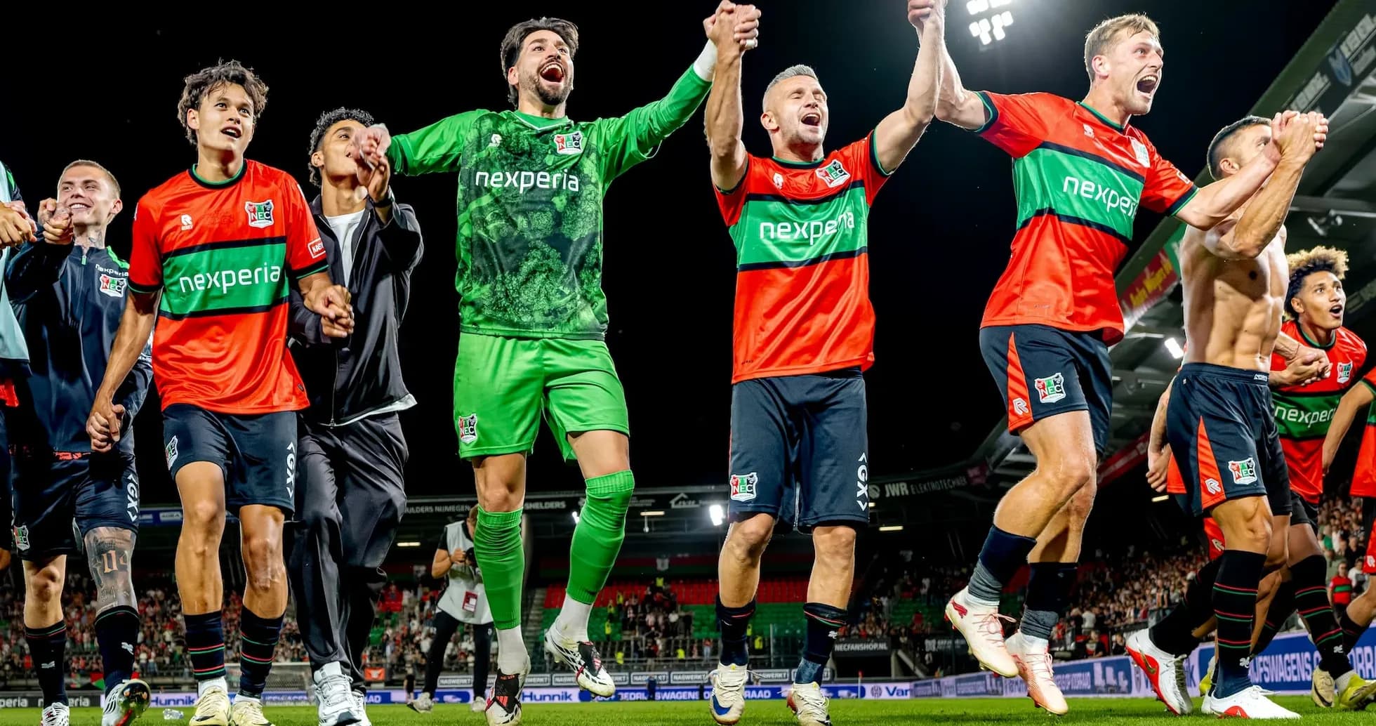 Jugadores de NEC Nijmegen celebrando en el campo Jugadores de NEC Nijmegen celebrando en el campo