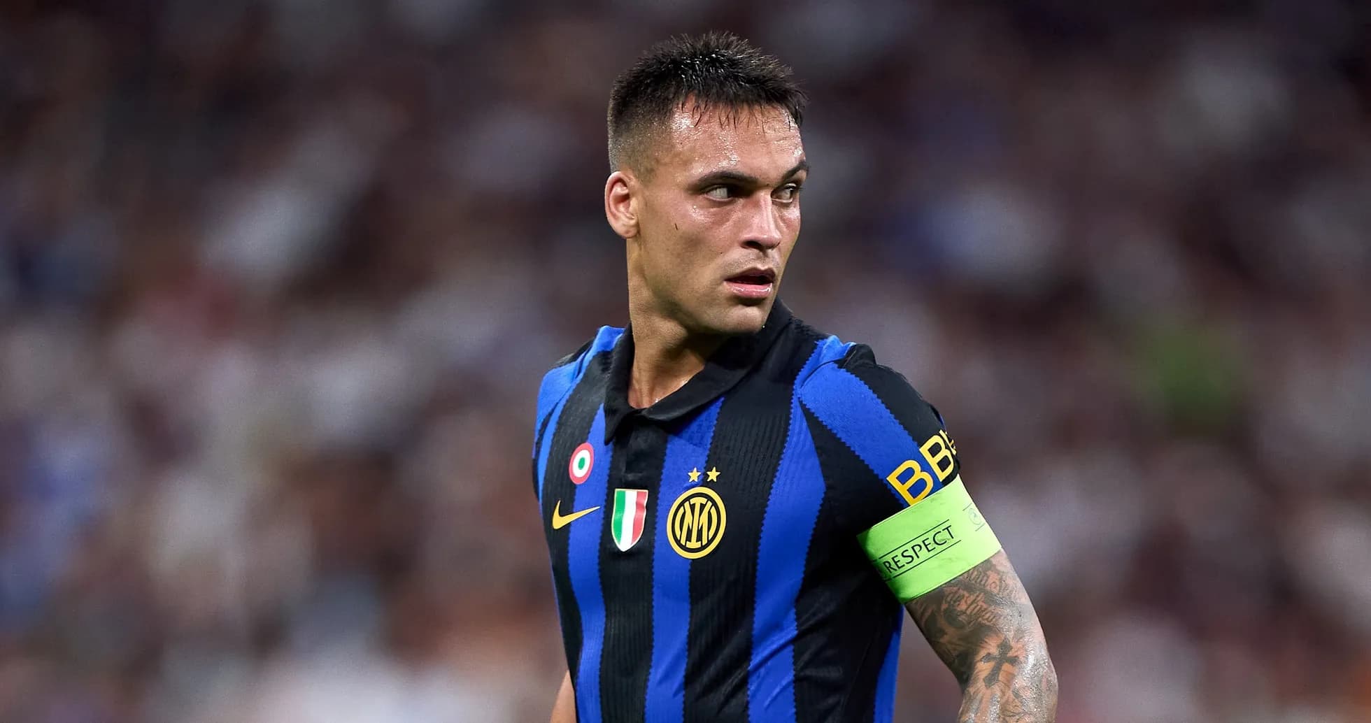 Jugador de Inter de Milán con camiseta de rayas azules y negras Jugador de Inter de Milán con camiseta de rayas azules y negras