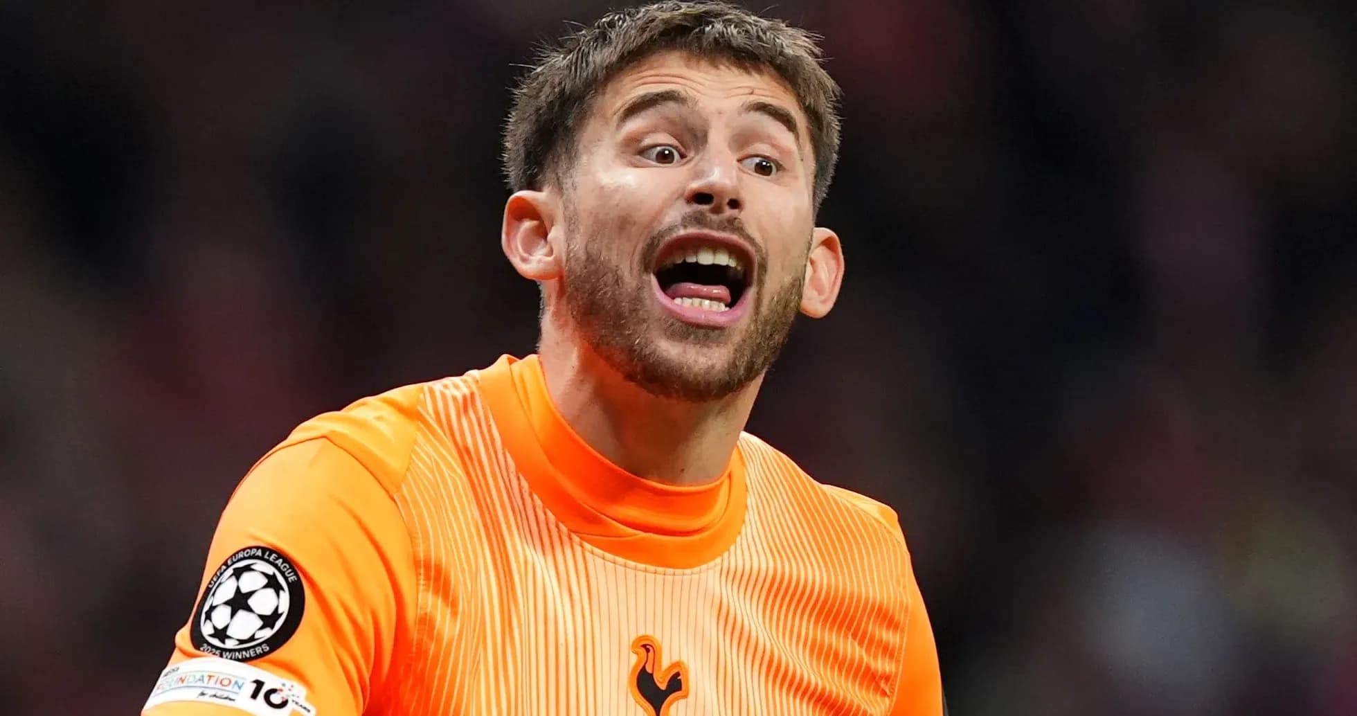 Portero de Tottenham gritando durante el partido Portero de Tottenham gritando durante el partido