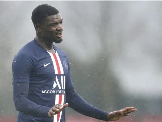 Jugador de PSG en entrenamiento bajo la lluvia Jugador de PSG en entrenamiento bajo la lluvia