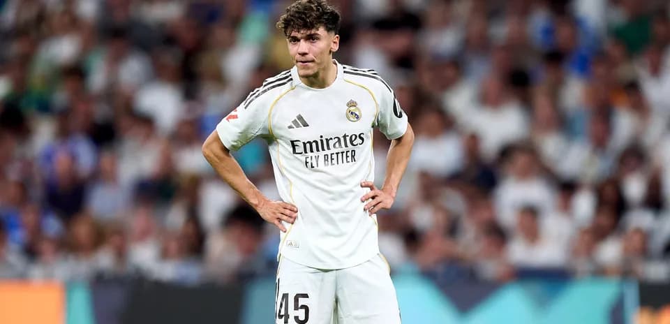 Jugador de Real Madrid en el campo durante partido Jugador de Real Madrid en el campo durante partido