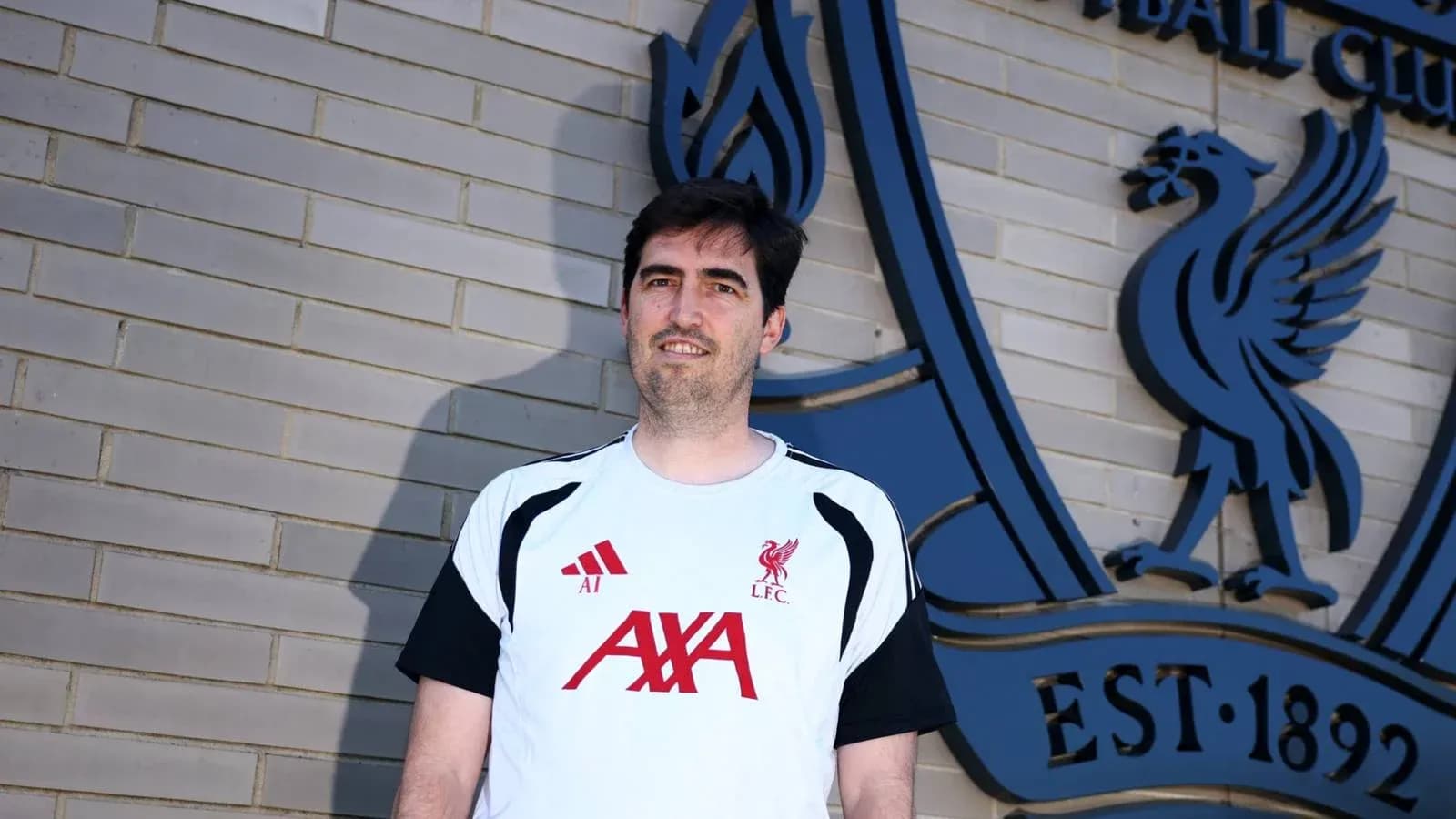 Persona con camiseta de Liverpool frente al club Persona con camiseta de Liverpool frente al club