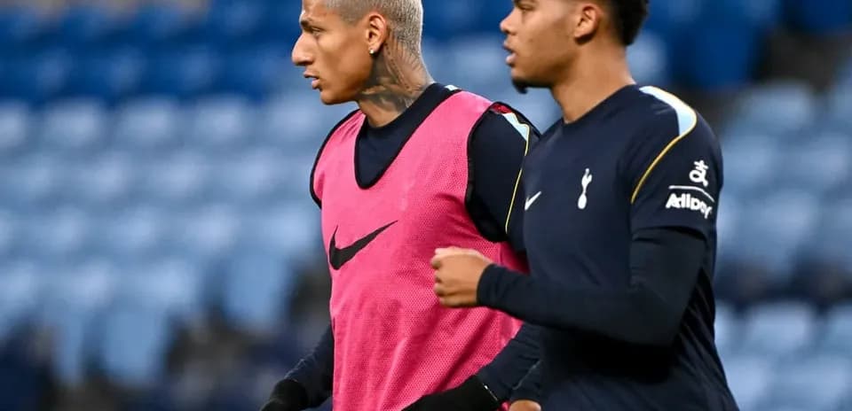 Jugadores de Tottenham entrenando en el campo Jugadores de Tottenham entrenando en el campo