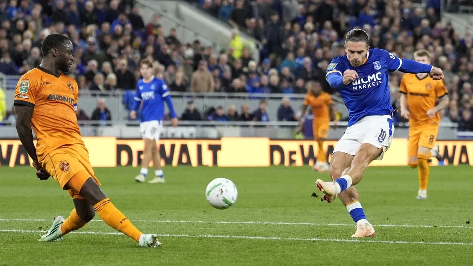 Jugador de Everton disparando a puerta durante el partido Jugador de Everton disparando a puerta durante el partido