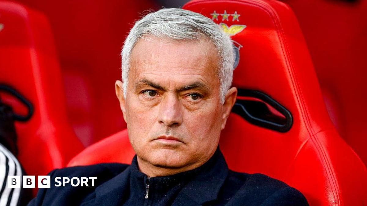Entrenador sentado en el banquillo durante un partido Entrenador sentado en el banquillo durante un partido