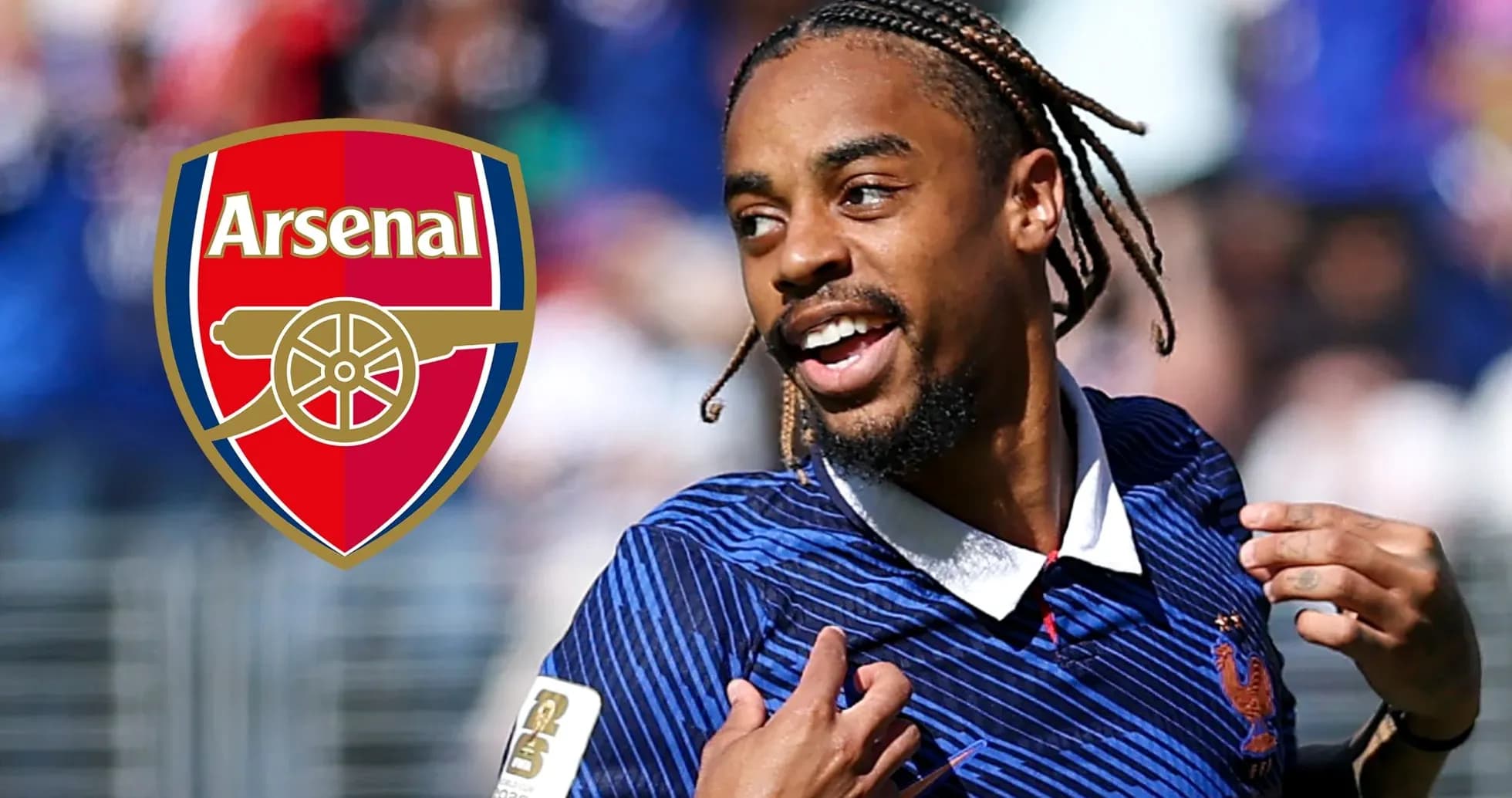 Jugador de fútbol sonriendo con el logo de Arsenal Jugador de fútbol sonriendo con el logo de Arsenal