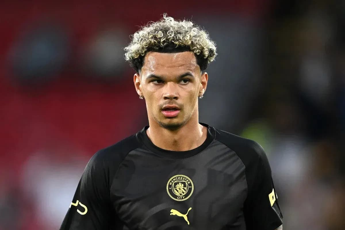 Jugador de Manchester City en uniforme de calentamiento Jugador de Manchester City en uniforme de calentamiento