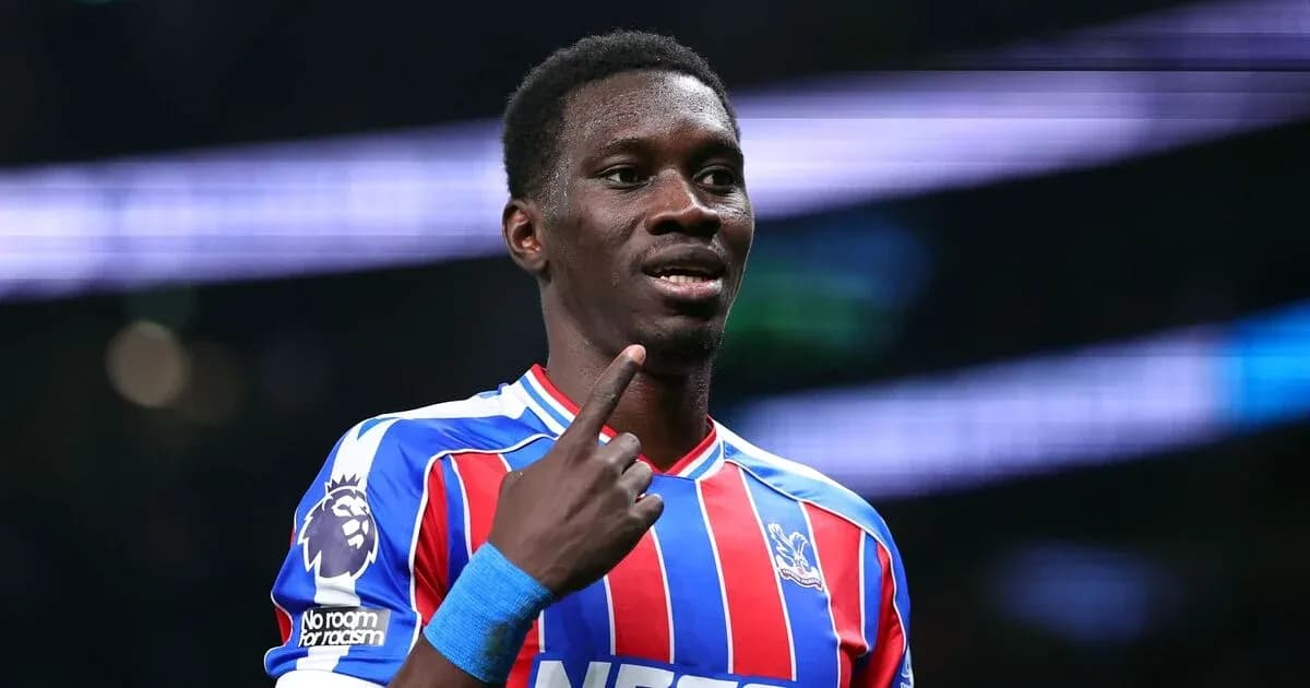 Jugador de Crystal Palace señalando durante un partido Jugador de Crystal Palace señalando durante un partido