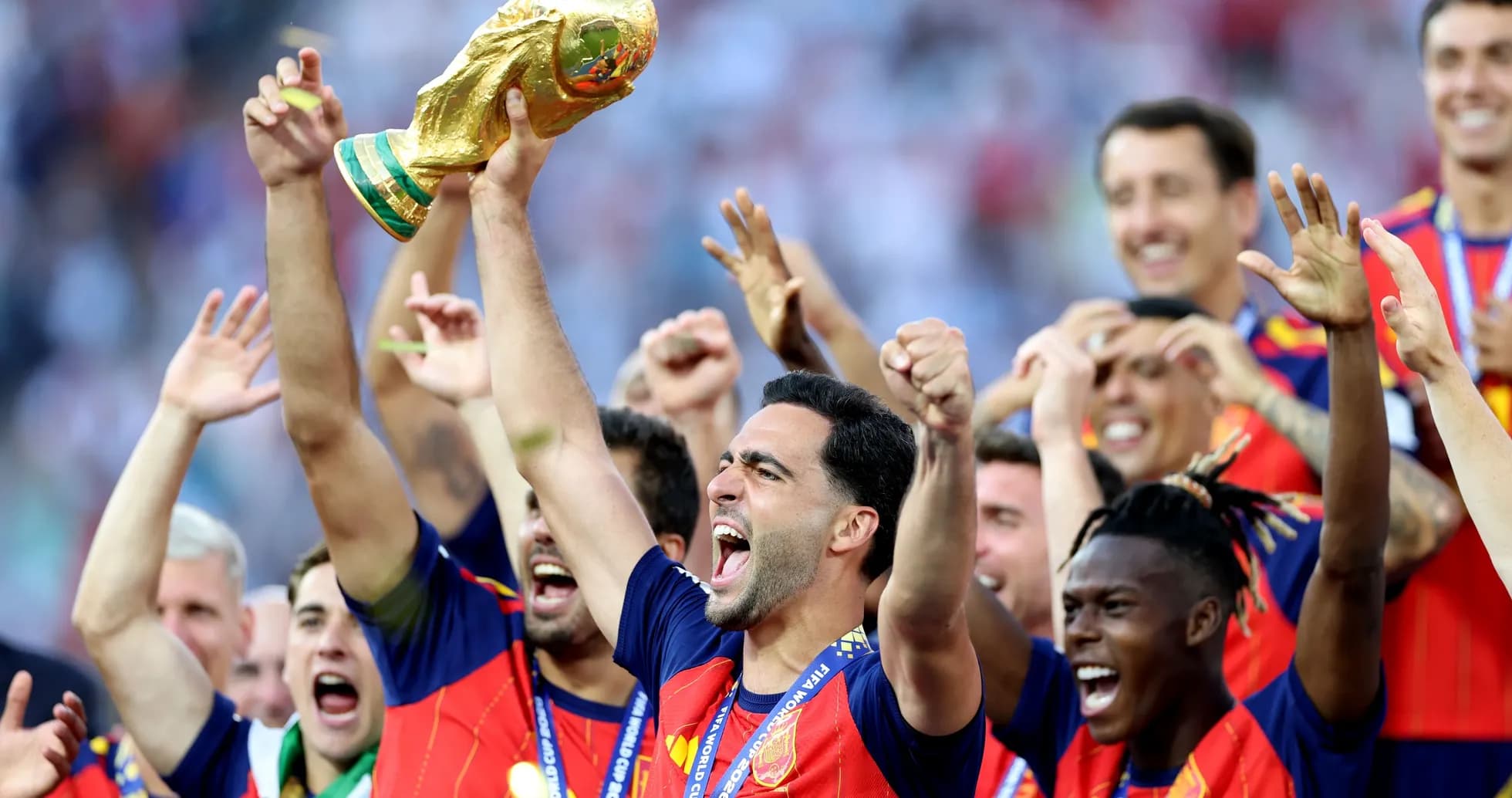 Jugadores de España celebrando con el trofeo mundial Jugadores de España celebrando con el trofeo mundial