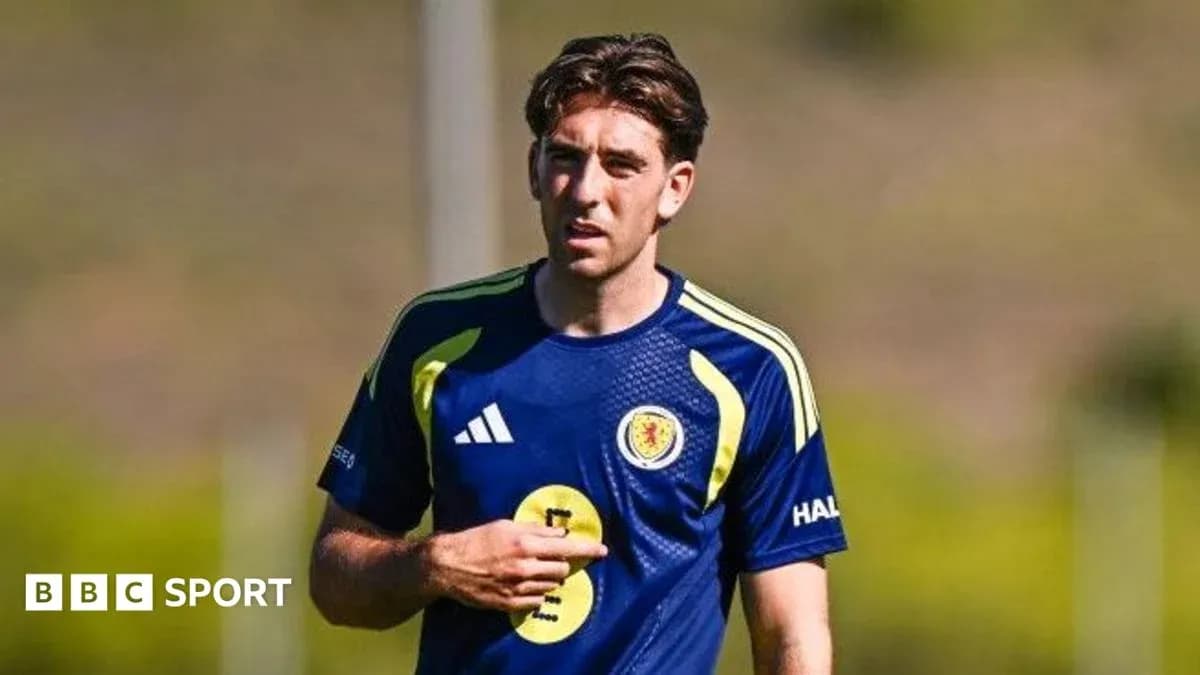 Jugador entrenando con camiseta de Escocia en campo Jugador entrenando con camiseta de Escocia en campo