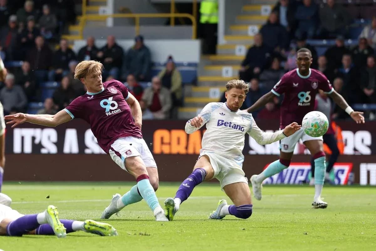 Jugador de Burnley desafiando a un jugador de Aston Villa Jugador de Burnley desafiando a un jugador de Aston Villa