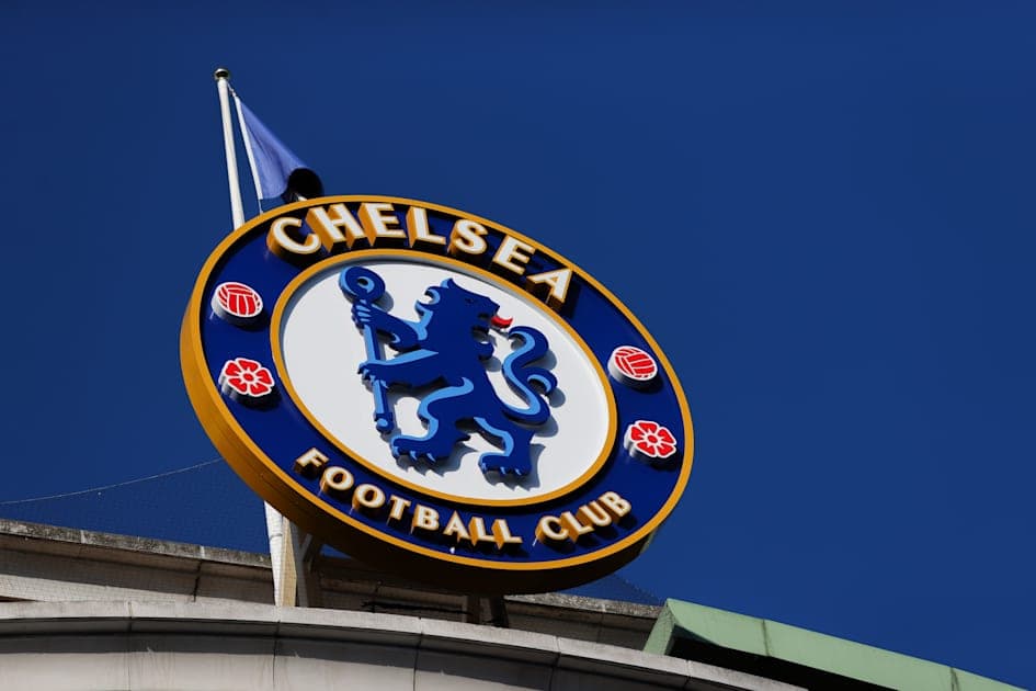 Logo del Chelsea Football Club contra fondo azul Logo del Chelsea Football Club contra fondo azul