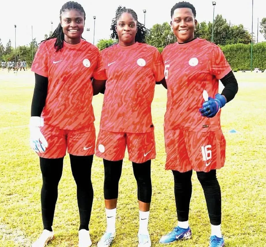 Tres jugadoras de fútbol posando en campo de entrenamiento Tres jugadoras de fútbol posando en campo de entrenamiento