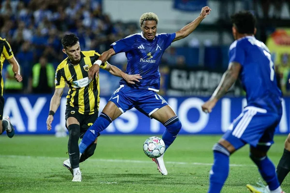 Jugadores de Levski Sofía y AEK Atenas en acción Jugadores de Levski Sofía y AEK Atenas en acción