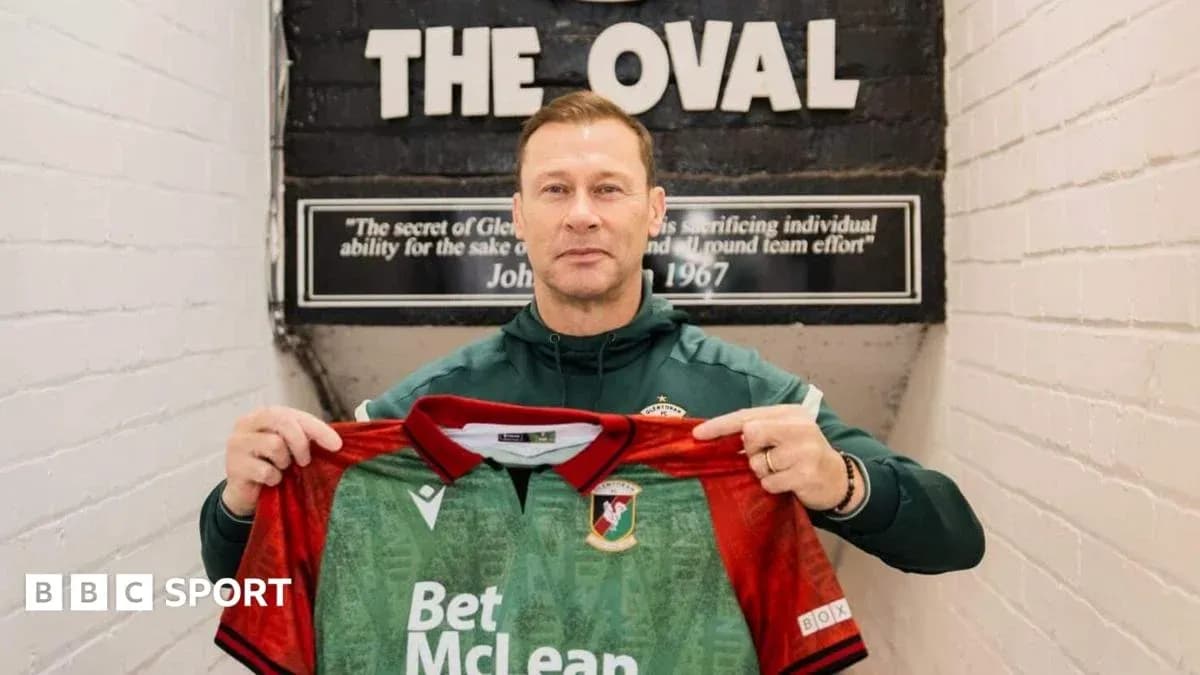 Entrenador sosteniendo camiseta en The Oval Entrenador sosteniendo camiseta en The Oval