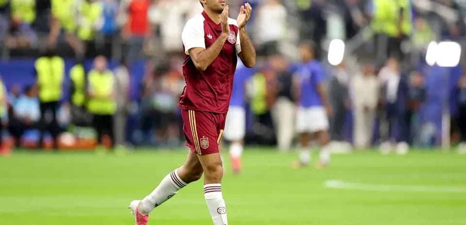 Jugador de España aplaudiendo en el campo Jugador de España aplaudiendo en el campo