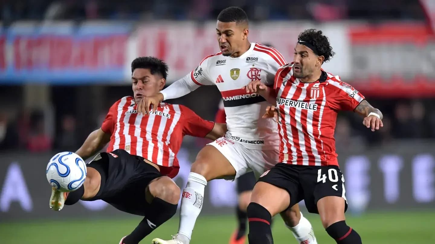 Jugadores de Flamengo y Estudiantes en acción Jugadores de Flamengo y Estudiantes en acción
