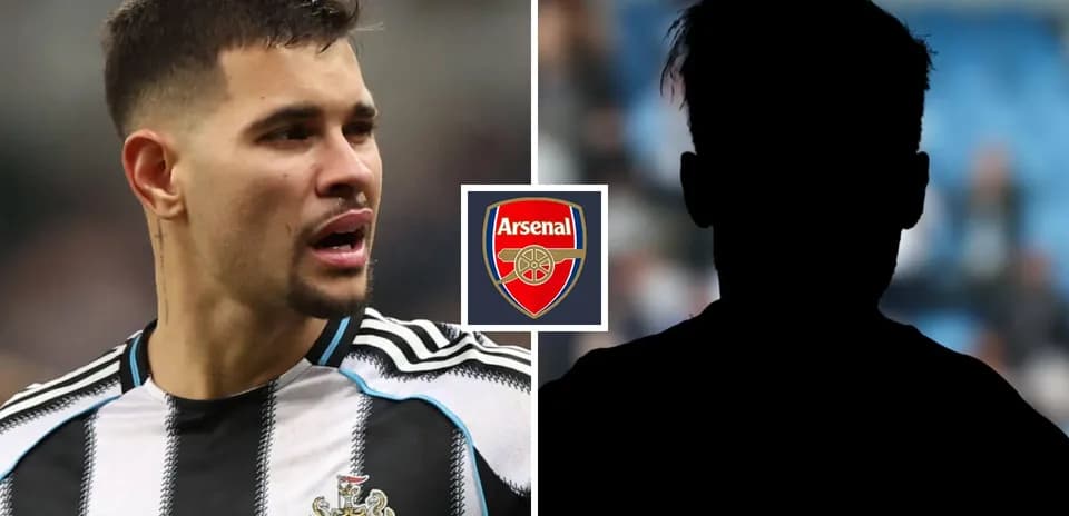 Jugador de Newcastle con camiseta a rayas en acción Jugador de Newcastle con camiseta a rayas en acción