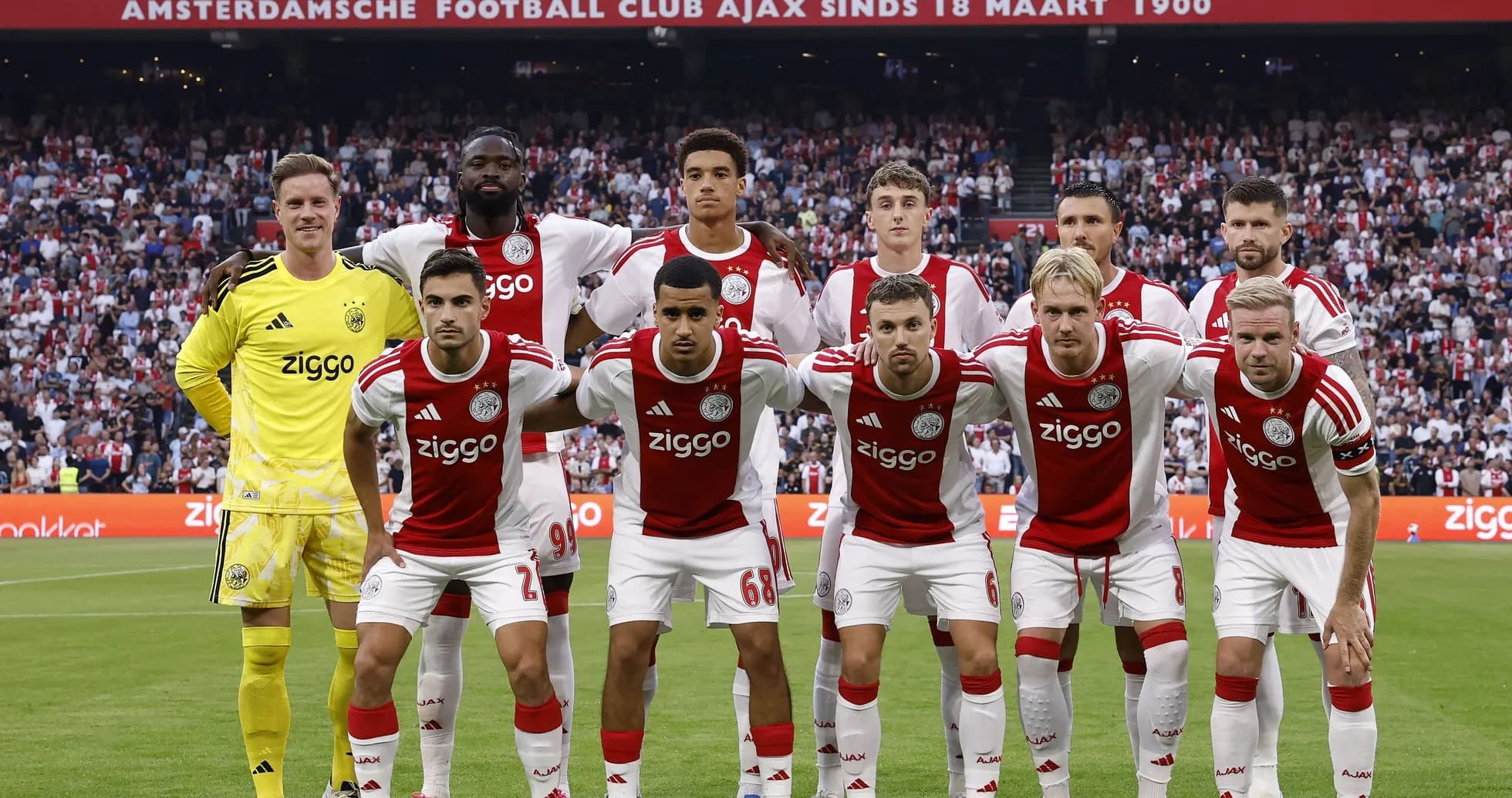 Jugadores de Ajax posando para la foto de equipo Jugadores de Ajax posando para la foto de equipo